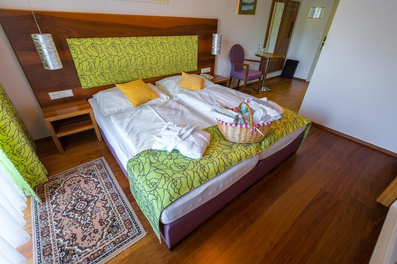 Wellnesshotel Paradiesquelle Puchberg am Schneeberg Esterno foto